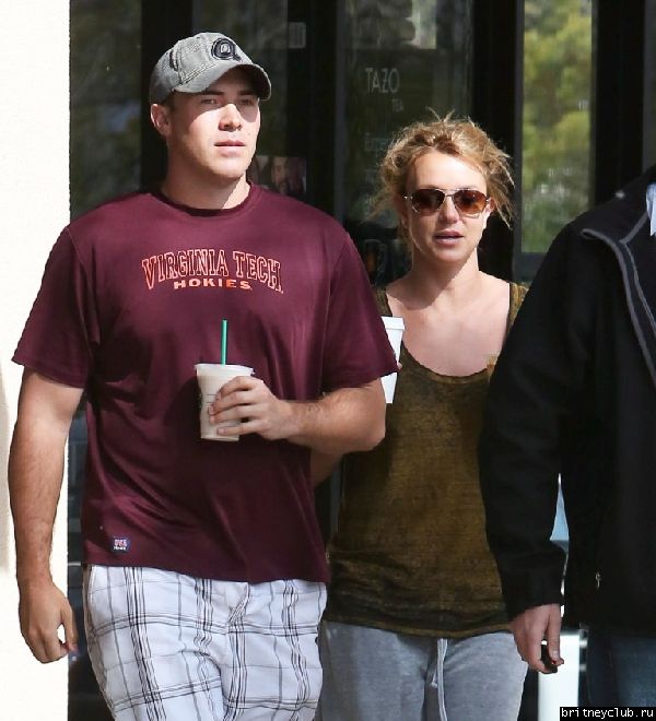 Бритни и Дэвид покидают Starbucks в Thousand Oaks 14.jpg(Бритни Спирс, Britney Spears)