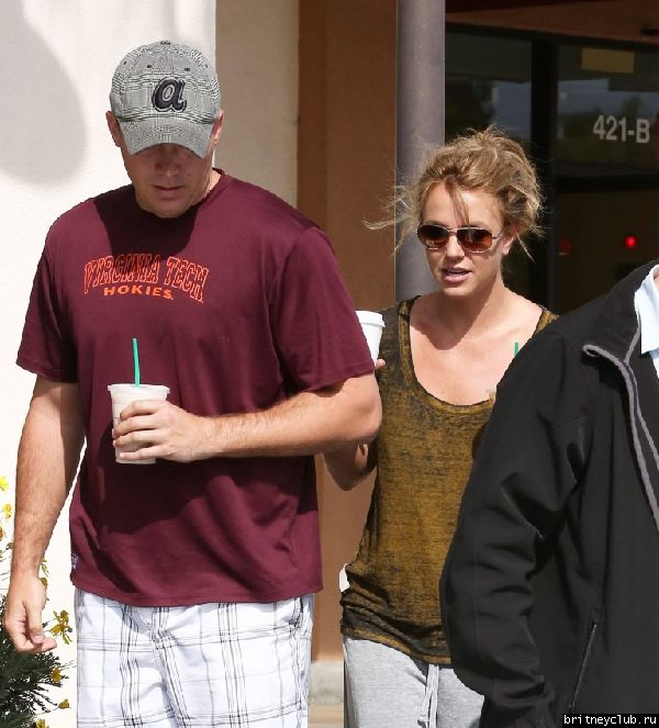 Бритни и Дэвид покидают Starbucks в Thousand Oaks 16.jpg(Бритни Спирс, Britney Spears)