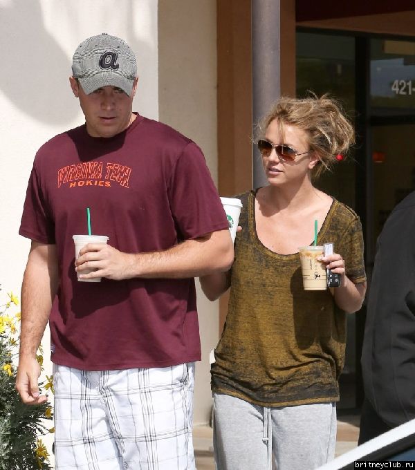 Бритни и Дэвид покидают Starbucks в Thousand Oaks 17.jpg(Бритни Спирс, Britney Spears)