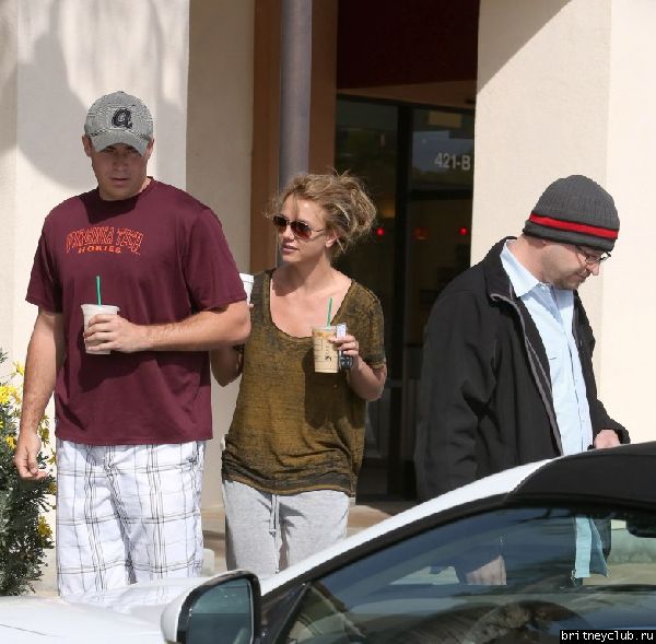 Бритни и Дэвид покидают Starbucks в Thousand Oaks 18.jpg(Бритни Спирс, Britney Spears)