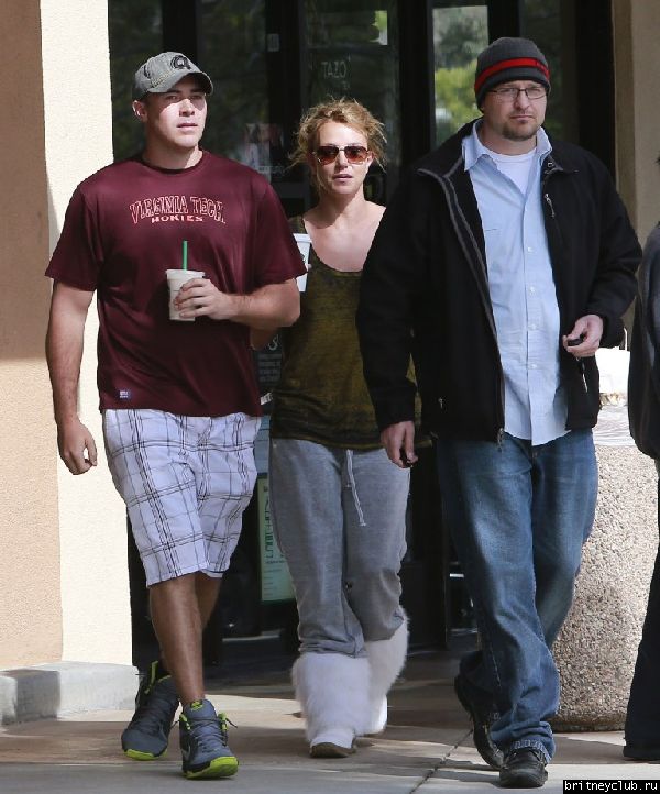 Бритни и Дэвид покидают Starbucks в Thousand Oaks 19.jpg(Бритни Спирс, Britney Spears)