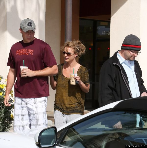 Бритни и Дэвид покидают Starbucks в Thousand Oaks 2.jpg(Бритни Спирс, Britney Spears)