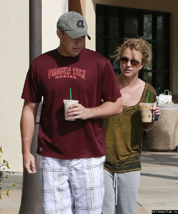 Бритни и Дэвид покидают Starbucks в Thousand Oaks 20.jpg(Бритни Спирс, Britney Spears)