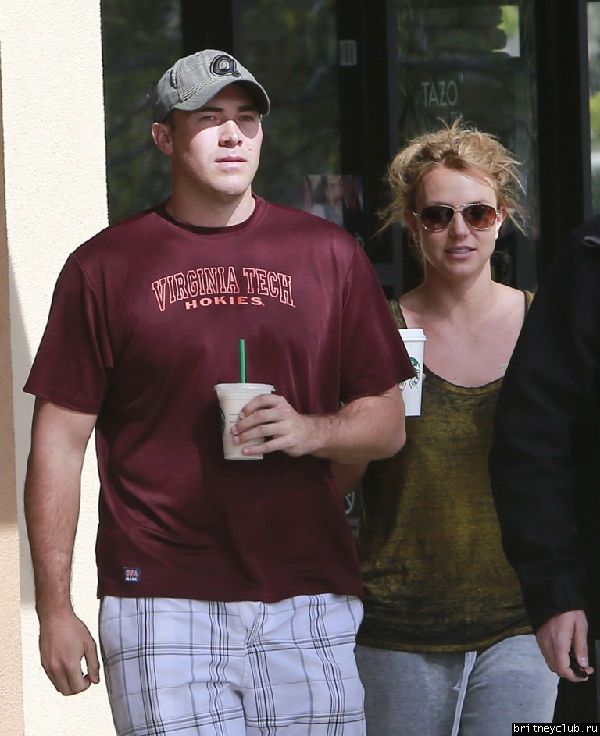 Бритни и Дэвид покидают Starbucks в Thousand Oaks 21.jpg(Бритни Спирс, Britney Spears)