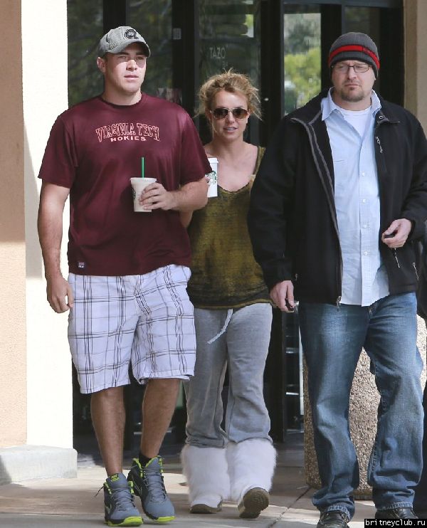 Бритни и Дэвид покидают Starbucks в Thousand Oaks 22.jpg(Бритни Спирс, Britney Spears)