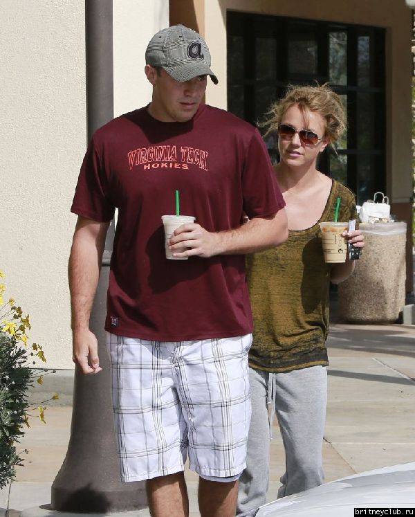 Бритни и Дэвид покидают Starbucks в Thousand Oaks 23.jpg(Бритни Спирс, Britney Spears)
