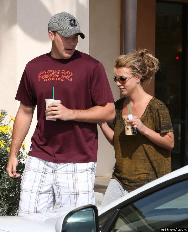 Бритни и Дэвид покидают Starbucks в Thousand Oaks 3.jpg(Бритни Спирс, Britney Spears)