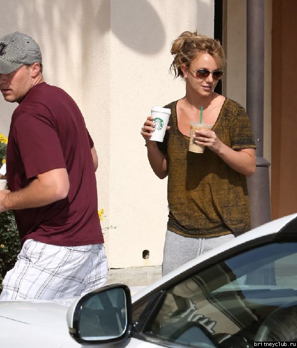 Бритни и Дэвид покидают Starbucks в Thousand Oaks 5.jpg(Бритни Спирс, Britney Spears)
