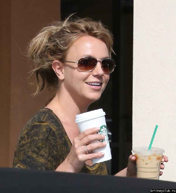Бритни и Дэвид покидают Starbucks в Thousand Oaks 6.jpg(Бритни Спирс, Britney Spears)