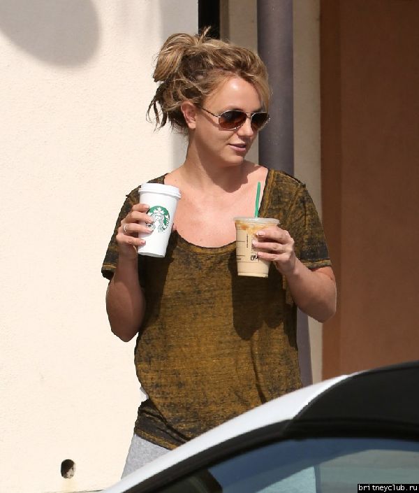 Бритни и Дэвид покидают Starbucks в Thousand Oaks 7.jpg(Бритни Спирс, Britney Spears)