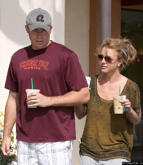 Бритни и Дэвид покидают Starbucks в Thousand Oaks 9.jpg(Бритни Спирс, Britney Spears)