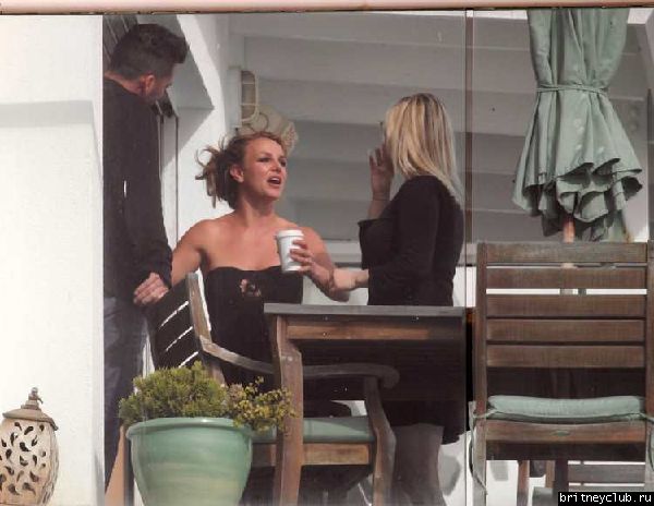 Бритни отдыхает у подруги в Малибу11.jpg(Бритни Спирс, Britney Spears)