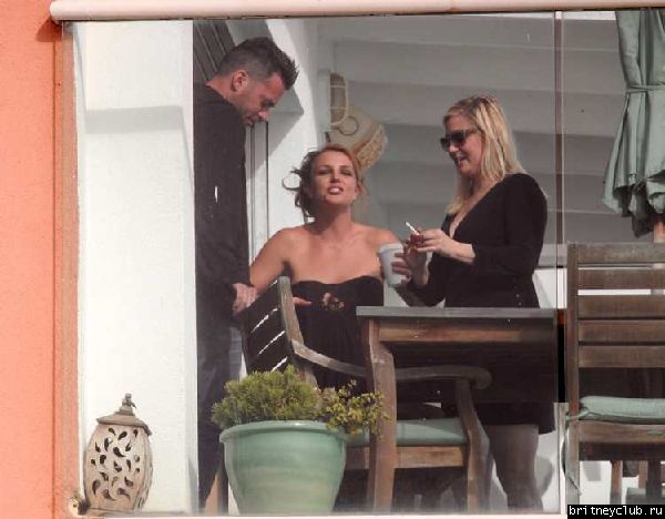 Бритни отдыхает у подруги в Малибу12.jpg(Бритни Спирс, Britney Spears)