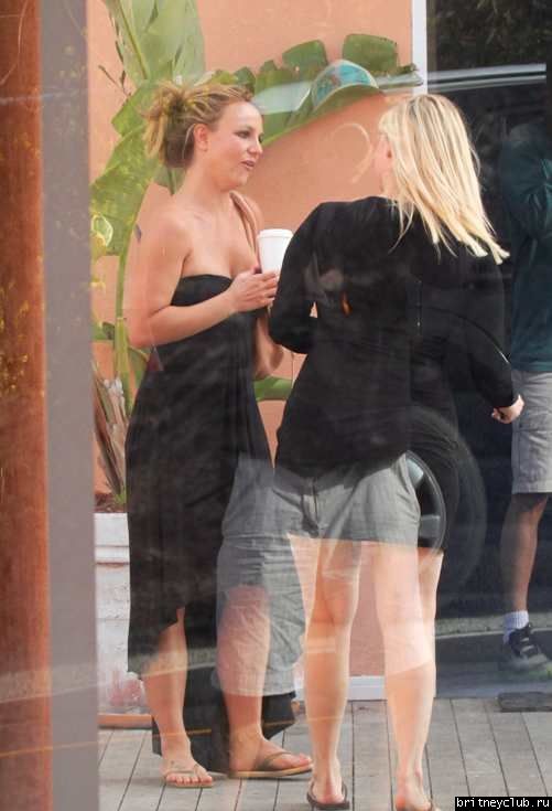 Бритни отдыхает у подруги в Малибу7.jpg(Бритни Спирс, Britney Spears)