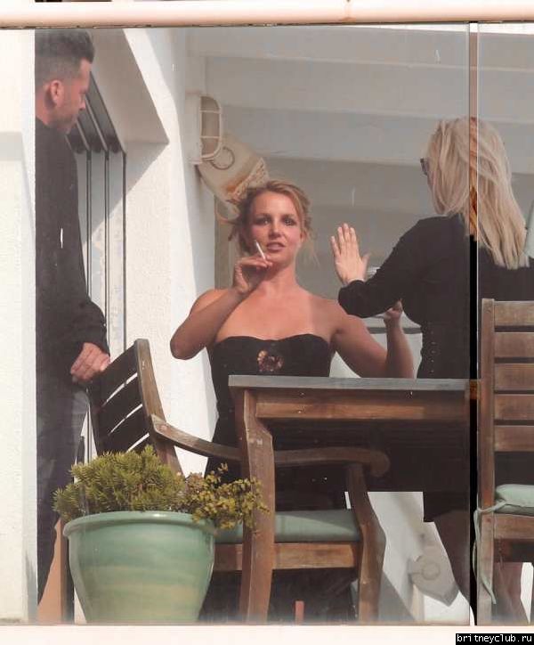 Бритни отдыхает у подруги в Малибу9.jpg(Бритни Спирс, Britney Spears)