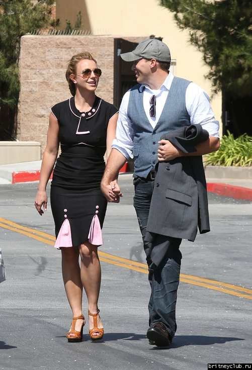 Бритни и Дэвид на шоппинге в Thousand Oaks1.jpg(Бритни Спирс, Britney Spears)