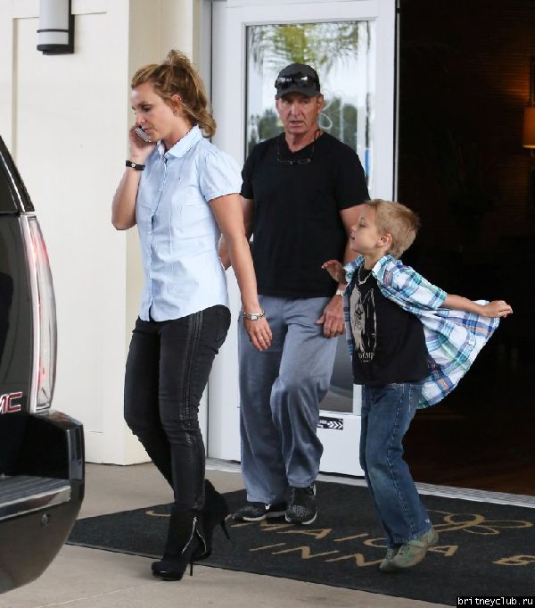 Бритни покидает отель Jamaica Bay Inn Hotel7.jpg(Бритни Спирс, Britney Spears)