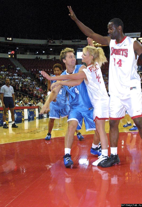 Бритни и Джастин на баскетбольном матче1.jpg(Бритни Спирс, Britney Spears)