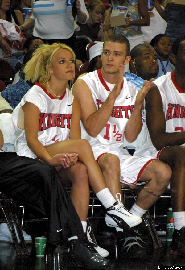 Бритни и Джастин на баскетбольном матче10.jpg(Бритни Спирс, Britney Spears)