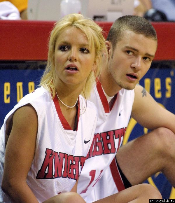 Бритни и Джастин на баскетбольном матче15.jpg(Бритни Спирс, Britney Spears)