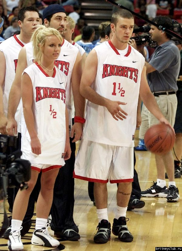 Бритни и Джастин на баскетбольном матче16.jpg(Бритни Спирс, Britney Spears)