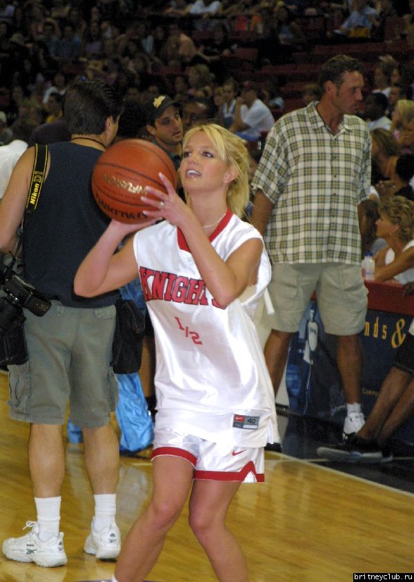 Бритни и Джастин на баскетбольном матче3.jpg(Бритни Спирс, Britney Spears)