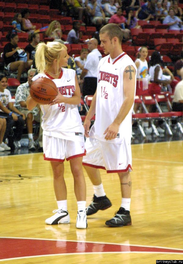Бритни и Джастин на баскетбольном матче4.jpg(Бритни Спирс, Britney Spears)