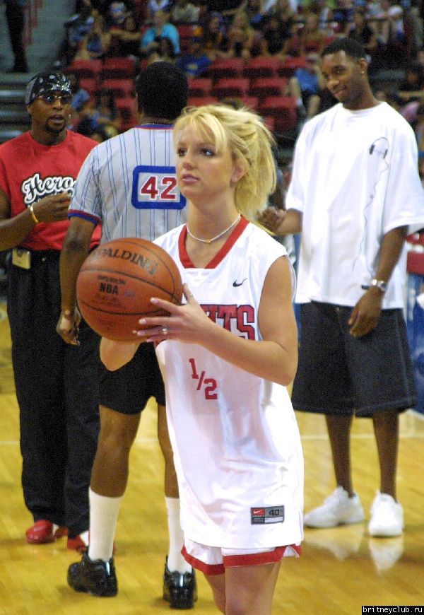 Бритни и Джастин на баскетбольном матче5.jpg(Бритни Спирс, Britney Spears)