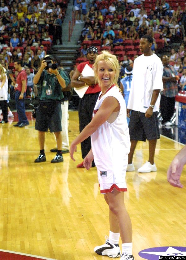 Бритни и Джастин на баскетбольном матче6.jpg(Бритни Спирс, Britney Spears)