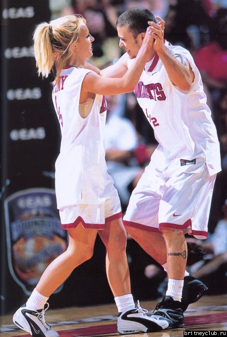 Бритни и Джастин на баскетбольном матчеa.jpg(Бритни Спирс, Britney Spears)