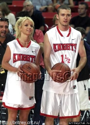 Бритни и Джастин на баскетбольном матчеchallenge19.jpg(Бритни Спирс, Britney Spears)
