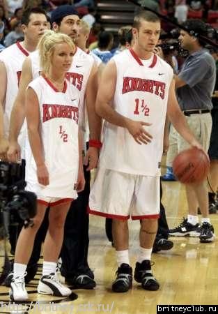 Бритни и Джастин на баскетбольном матчеchallenge21.jpg(Бритни Спирс, Britney Spears)