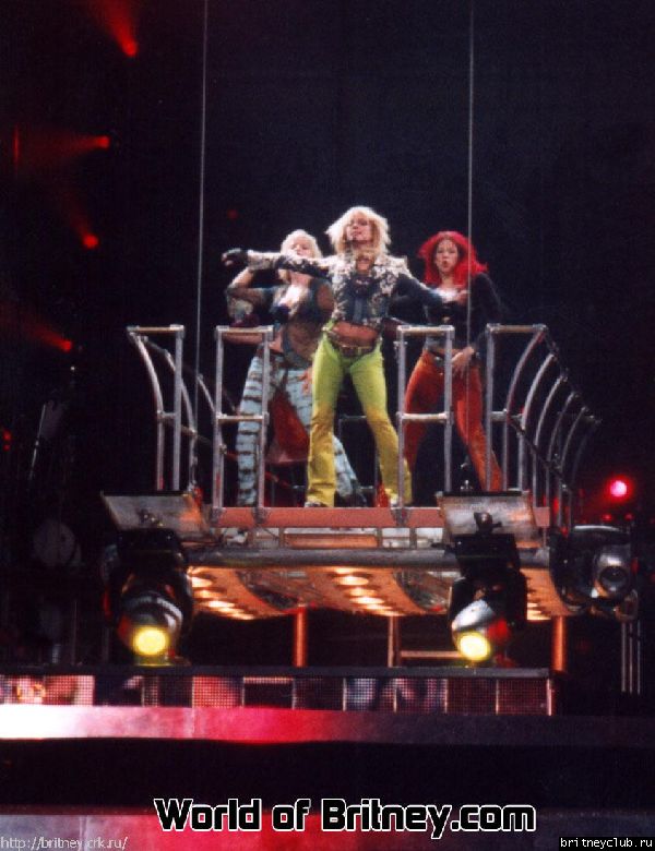 D.W.D. tour Boston, MA (9 декабря 2001 года)08.jpg(Бритни Спирс, Britney Spears)