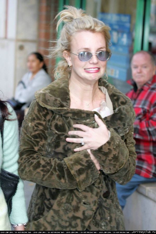 Бритни и Фелиция покупают подарки к Рождеству012.jpg(Бритни Спирс, Britney Spears)