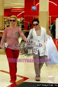 Бритни в магазине TargetLarge_Vertical_8384.jpg(Бритни Спирс, Britney Spears)