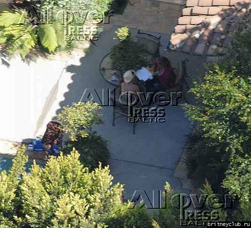 Бритни отдыхает с детьми у бассеина britney-home17.jpg(Бритни Спирс, Britney Spears)