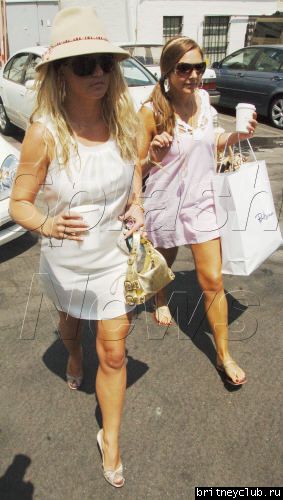 Бритни после посещения магазина Рона Германа в Беверли Хилзbritney-shopping02.jpg(Бритни Спирс, Britney Spears)