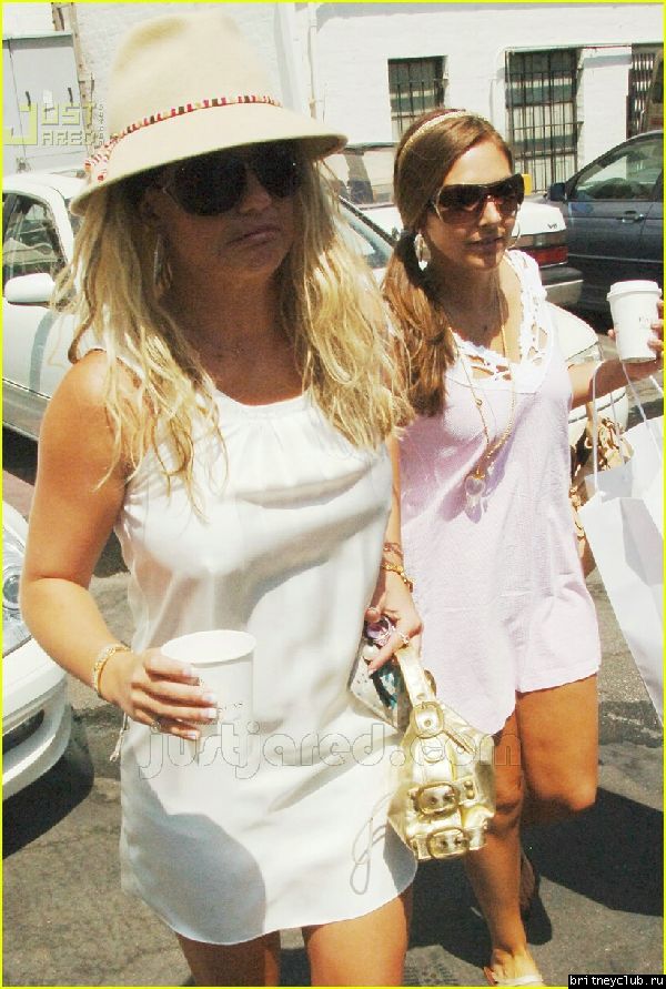 Бритни после посещения магазина Рона Германа в Беверли Хилзbritney-shopping11.jpg(Бритни Спирс, Britney Spears)