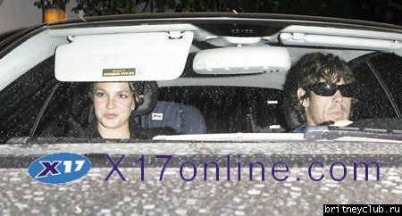 Бритни с другом направляется к отелю The Four Seasons 1183790280176.jpg(Бритни Спирс, Britney Spears)