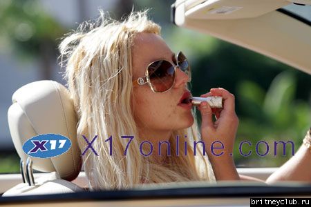 Бритни красит губки в белом мерседесеbritney-lipstick01.jpg(Бритни Спирс, Britney Spears)