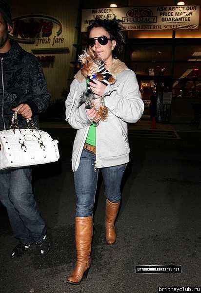 Бритни с другом в супермаркете Ralphs12~608.jpg(Бритни Спирс, Britney Spears)