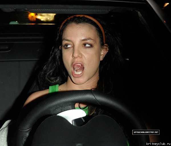 Бритни с другом в супермаркете Ralphs4~433.jpg(Бритни Спирс, Britney Spears)