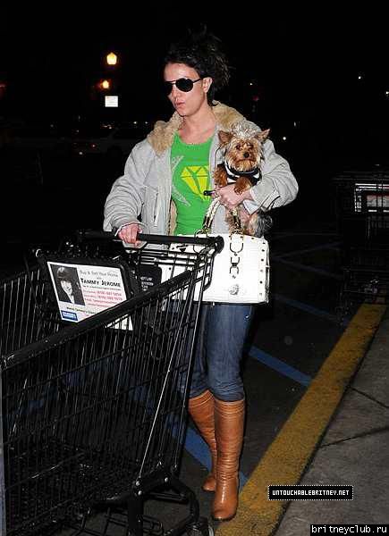 Бритни с другом в супермаркете Ralphs8~325.jpg(Бритни Спирс, Britney Spears)