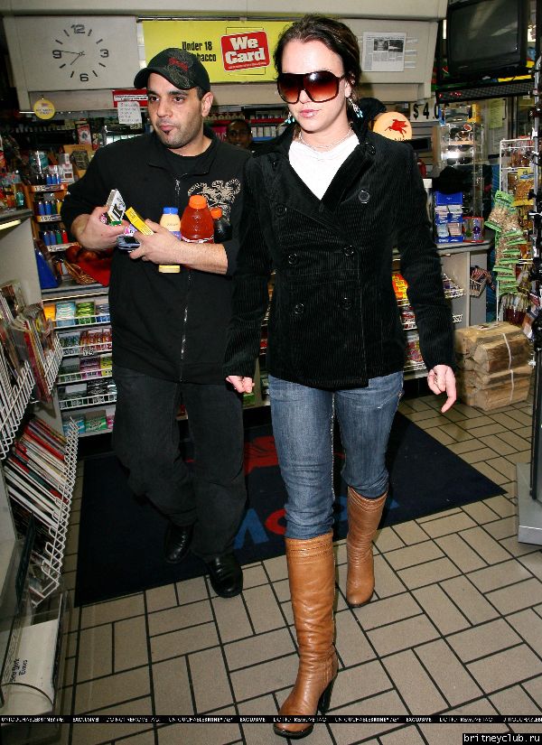 Бритни и Сем на бензоколонке PETROL_13~0.jpg(Бритни Спирс, Britney Spears)