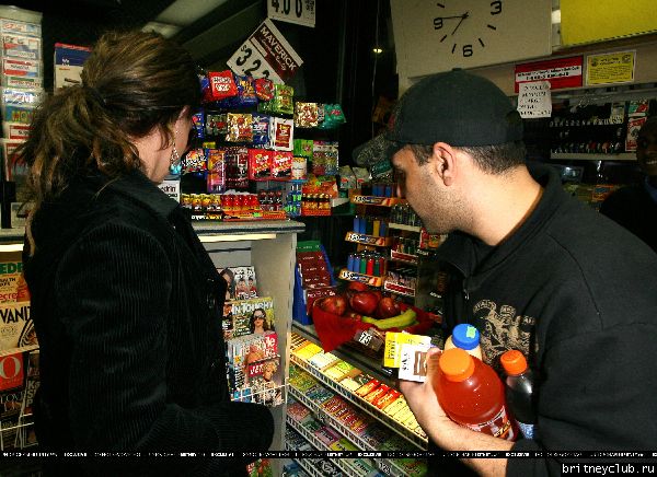 Бритни и Сем на бензоколонке _PETROL_04.jpg(Бритни Спирс, Britney Spears)