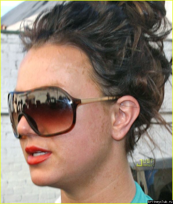 Бритни, после посещения церквиbritney-spears-peeling-forehead-06.jpg(Бритни Спирс, Britney Spears)